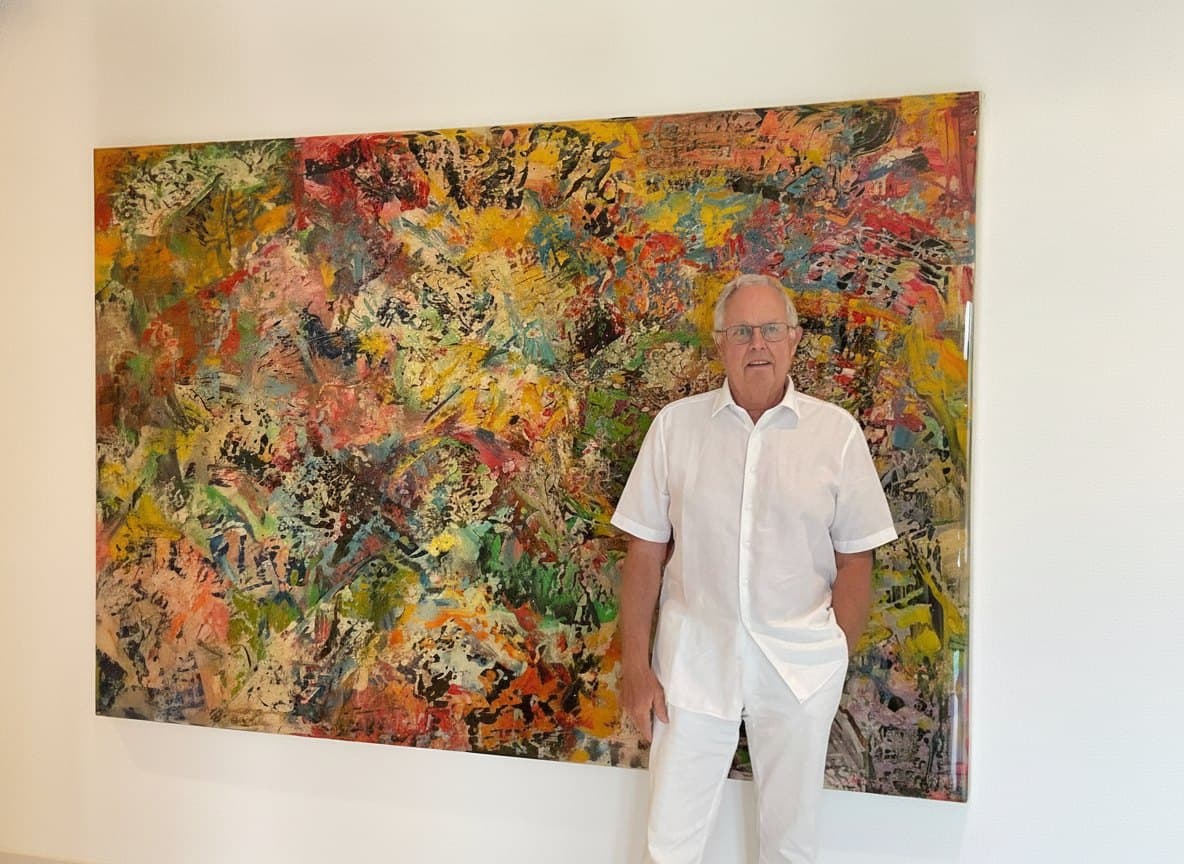 Wolfgang R. E. Scheerle vor einem seiner Werke